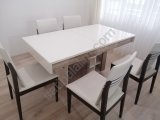 Temiz kullanılmış, kullanışlı ve şık tasarıma sahip açılır yemek masası ve 5 sandalye satılıktır.